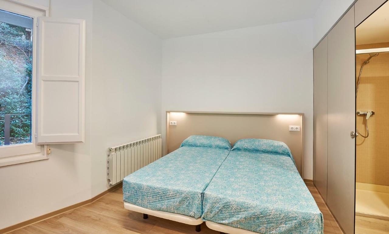 Alberg Abat Oliba Monistrol de Montserrat Esterno foto A bedroom with two single beds