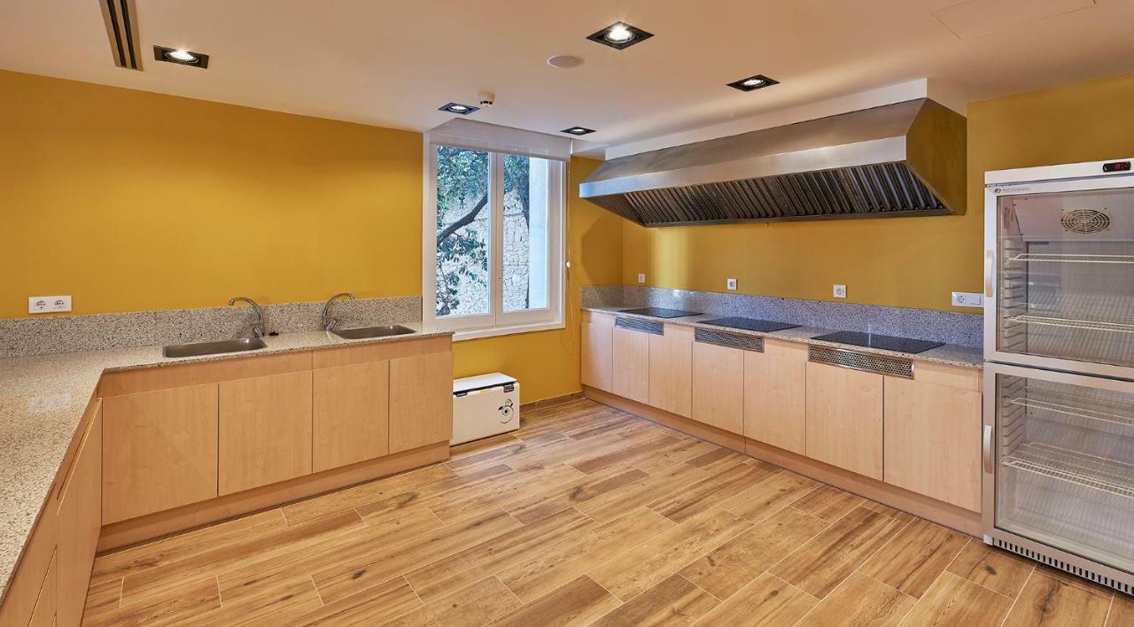 Alberg Abat Oliba Monistrol de Montserrat Esterno foto A kitchen with a wall mounted ventilation hood